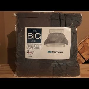 Twin/Twin XL Comforter. Brand new never used